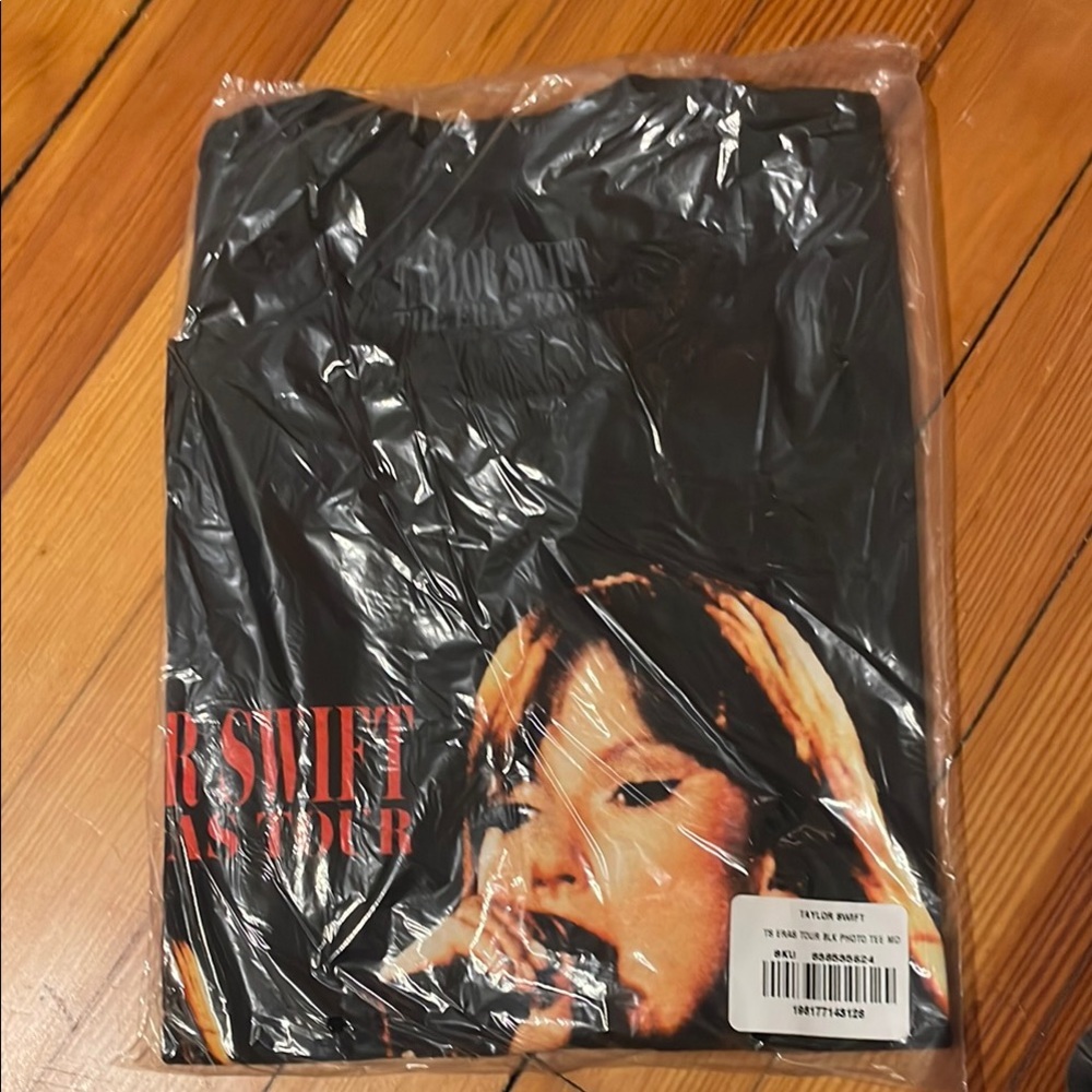 ERAS TOUR- Black Tour T-Shirt with Red and White Print - Taylor swift / NWT